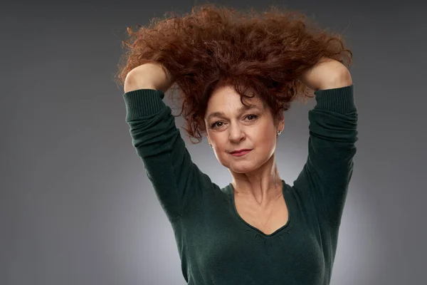 Retrato Estudio Una Mujer Madura Años Sobre Fondo Gris —  Fotos de Stock