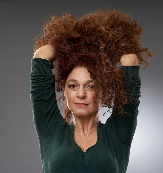 Estúdio Retrato Uma Mulher Madura Anos Contra Fundo Cinza — Fotografia de Stock