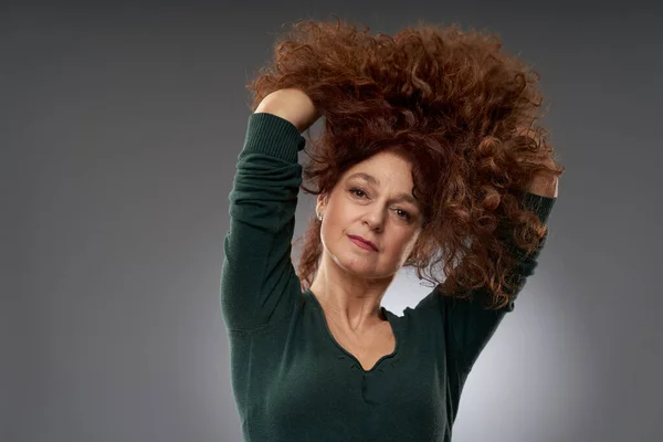 Estúdio Retrato Uma Mulher Madura Anos Contra Fundo Cinza — Fotografia de Stock