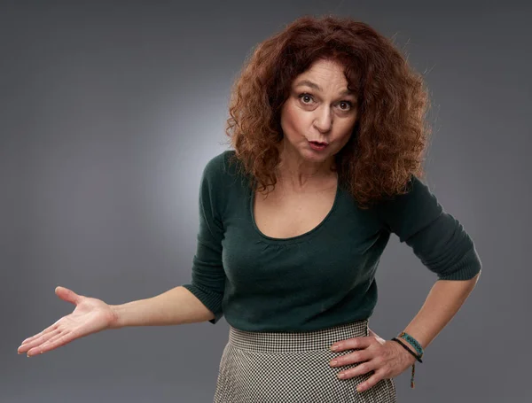 Studio Portret Van Een Volwassen Jaar Oude Vrouw Tegen Grijze — Stockfoto