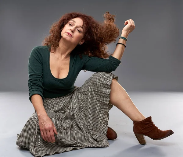 Retrato Estudio Una Mujer Madura Años Sobre Fondo Gris — Foto de Stock