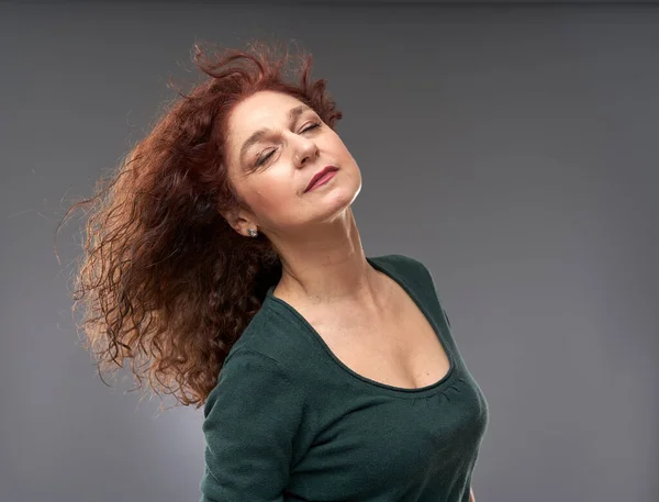 Estúdio Retrato Uma Mulher Madura Anos Contra Fundo Cinza — Fotografia de Stock