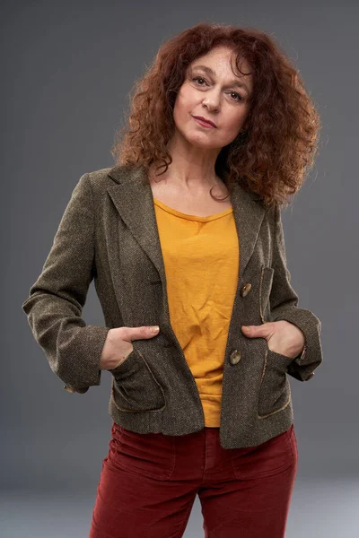 Pelirroja Rizada Mujer Madura Retrato Estudio Tiro Sobre Fondo Gris — Foto de Stock