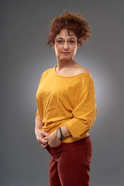 Kıvırcık Kızıl Saçlı Olgun Kadın Portresi Gri Arka Planda Stüdyo — Stok fotoğraf