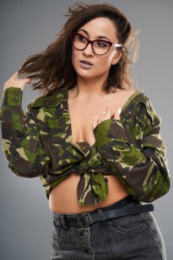 Güzel, iri yarı, kendini harika hisseden genç bir kadın. Kabullenme ve kendine güven.