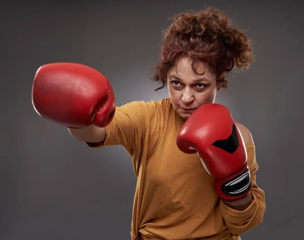 Senior Vrouw Uit Proberen Boksen Met Rode Handschoenen Geïsoleerd Grijze — Stockfoto