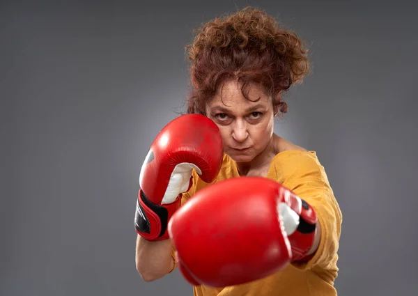 Mujer Mayor Probando Boxeo Con Guantes Rojos Aislado Sobre Fondo — Foto de Stock