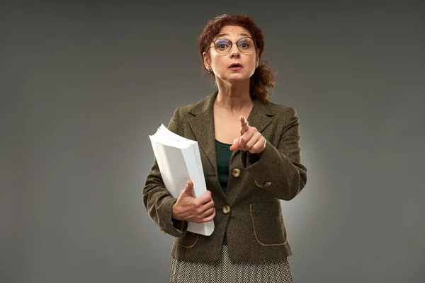 Professor Sênior Segurando Resultados Exame Com Uma Expressão Severa — Fotografia de Stock