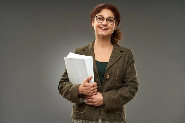 Leende Mogen Lärare Kvinna Med Examen Resultat Isolerad Grå Bakgrund — Stockfoto