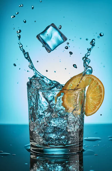 Jégkockák Hullik Fröccsenő Egy Pohár Gin Tonik Kép Tónusú Kék Stock Kép