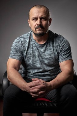 Kararlılıkla bakan bir adamın güçlü portresi.