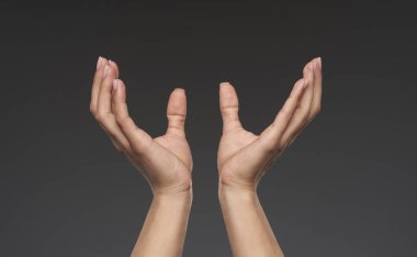 Kadının elleri boş alanı tutuyor, kopyalama alanı sağlandı