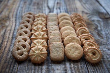 Tahtadaki tereyağlı çay ya da kahve bisküvileri.