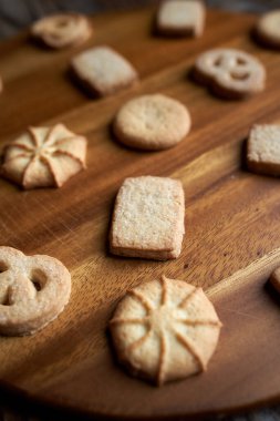 Tahtadaki tereyağlı çay ya da kahve bisküvileri.