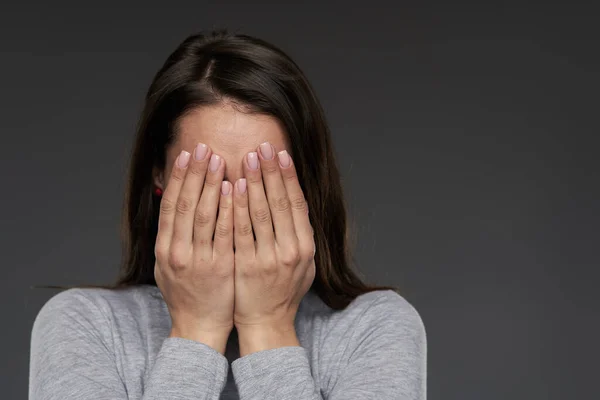 Mujer Cubriéndose Cara Con Las Manos Espacio Copia Proporcionado Sobre — Foto de Stock