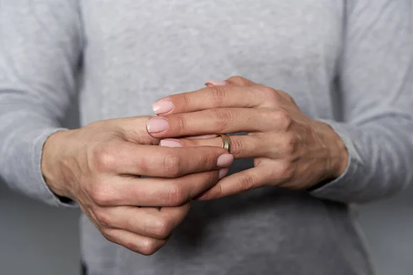 Mulher Tirando Seu Anel Casamento Close Mãos — Fotografia de Stock