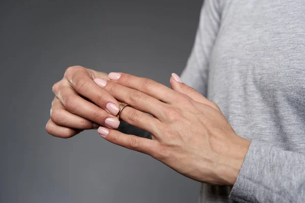 女性は結婚指輪を外して手を閉じて — ストック写真