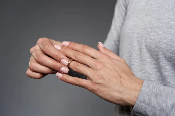 Mujer Quitándose Anillo Bodas Primer Plano Las Manos — Foto de Stock