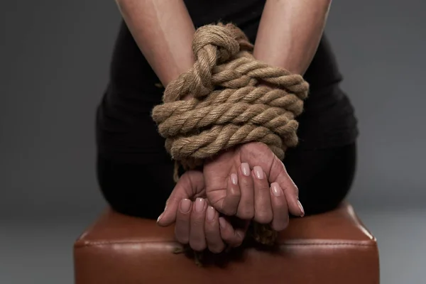 Femme Captive Avec Les Mains Liées Par Une Corde — Photo