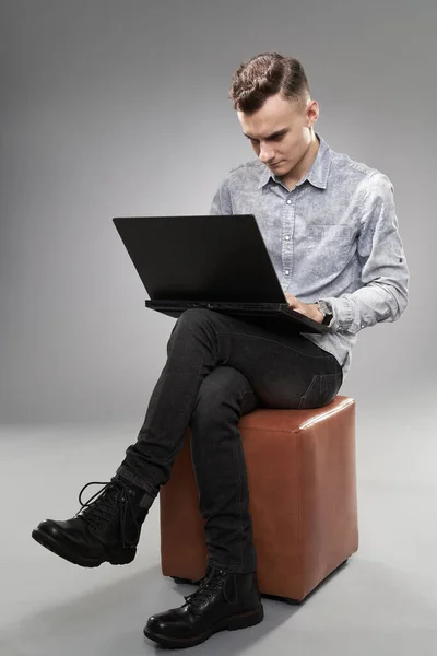 Joven Hombre Negocios Estudiante Trabajando Portátil — Foto de Stock