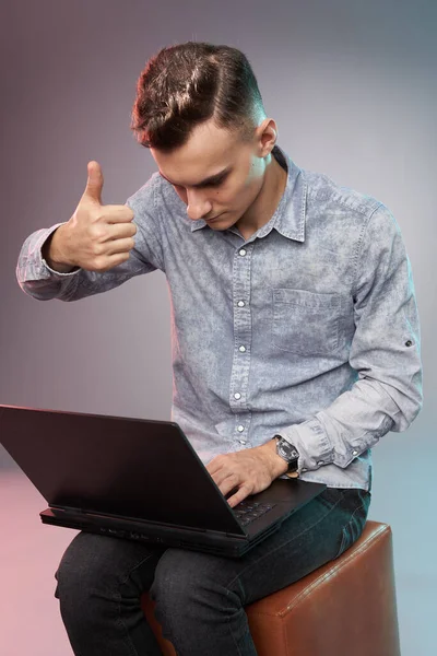 Junger Geschäftsmann Oder Student Arbeitet Seinem Laptop — Stockfoto