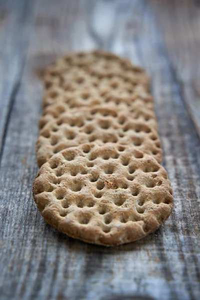 Křupavé Chlebové Sušenky Dřevěné Desce Detailu — Stock fotografie