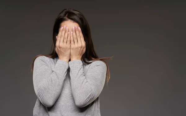 Mujer Cubriéndose Cara Con Las Manos Espacio Copia Proporcionado Sobre — Foto de Stock