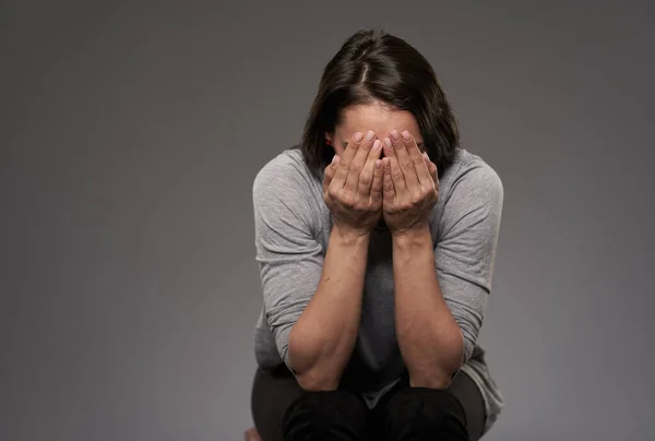 Smutna Kobieta Zakrywa Twarz Dłońmi Płacze — Zdjęcie stockowe