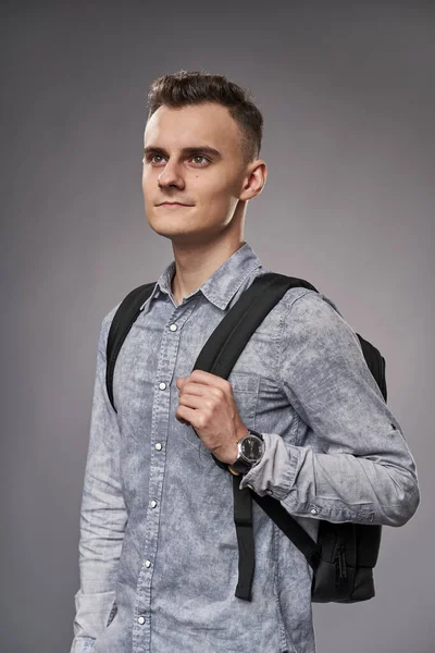 Junger Geschäftsmann Oder Student Mit Rucksack Auf Grauem Hintergrund — Stockfoto