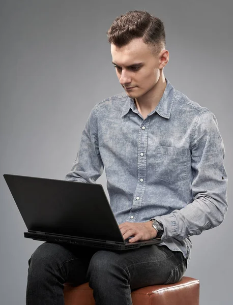 Jovem Empresário Estudante Trabalhando Seu Laptop — Fotografia de Stock