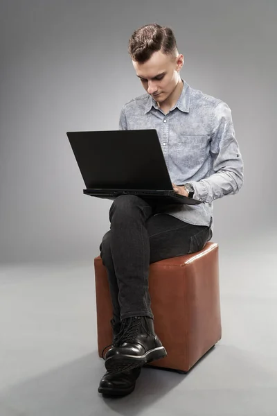 在笔记本电脑上工作的年轻商人或学生 免版税图库照片