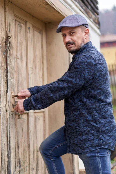 Agricultor Boné Camisa Azul Destrancando Porta Celeiro — Fotografia de Stock