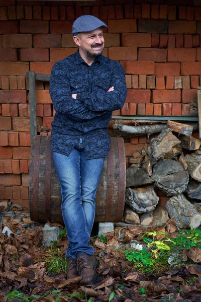 Agricultor Jeans Azuis Camisa Boné Sentado Barril Vinho Por Uma — Fotografia de Stock
