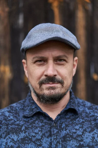 Primer Plano Hombre Mediana Edad Con Camisa Azul Gorra Sobre — Foto de Stock