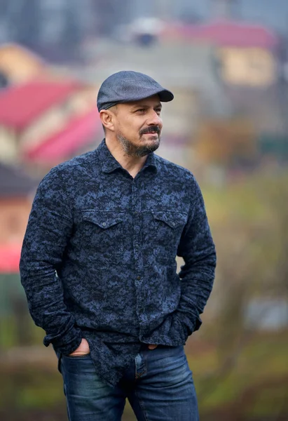 Primo Piano Contadino Blue Jeans Camicia Cappello Con Villaggio Sullo — Foto Stock