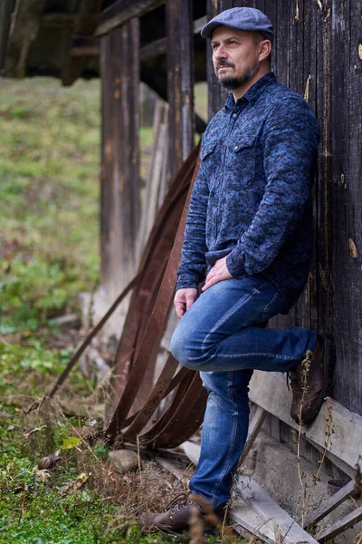 Longitud Completa Hombre Mediana Edad Jeans Azules Camisa Gorra Apoyada —  Fotos de Stock
