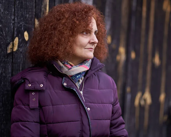 Closeup Redhead Woman Winter Coat Leaning Wooden Barn — Stock Photo, Image