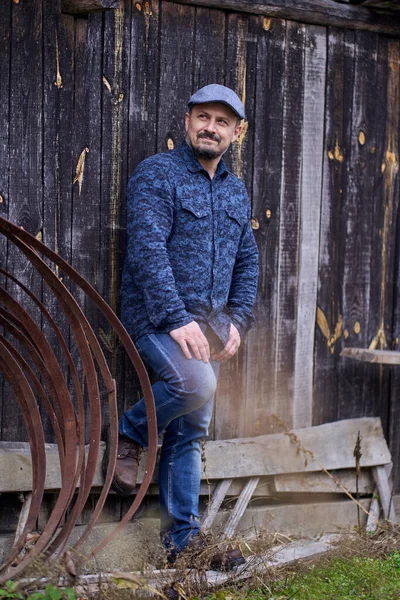 Comprimento Total Homem Meia Idade Jeans Azul Camisa Boné Encostados — Fotografia de Stock