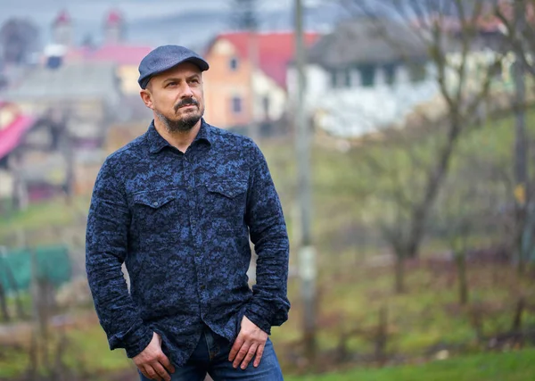 Fechar Fazendeiro Jeans Azul Camisa Boné Com Aldeia Fundo — Fotografia de Stock