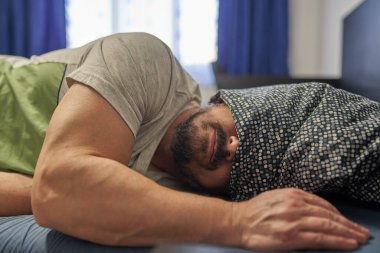 Adam sabahları hala uyuyor, kalkmak istemiyor.