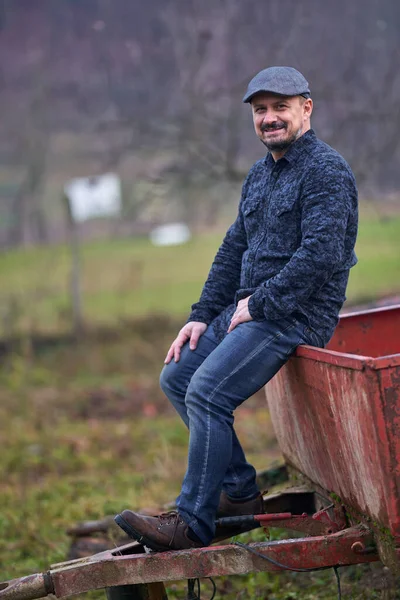 Agricoltore Seduto Una Roulotte Nel Suo Frutteto — Foto Stock