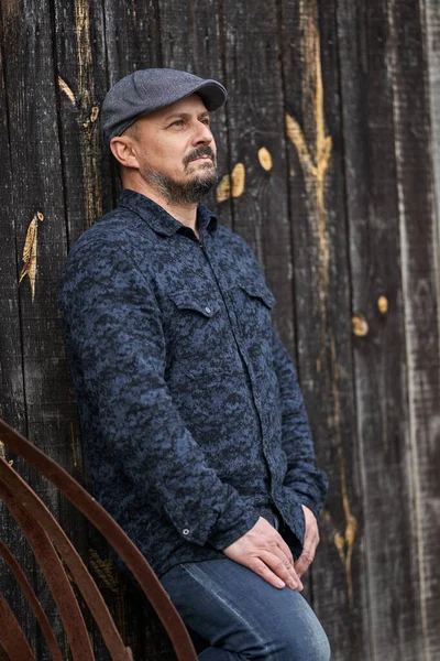 Mature Farmer Blue Shirt Cap Leaning Wooden Wall — Stock Photo, Image