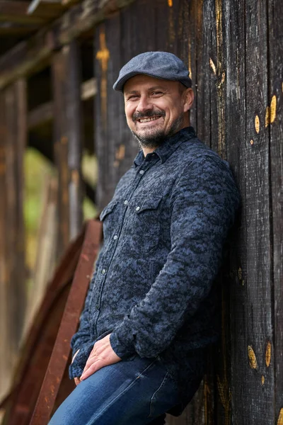 Mature Farmer Blue Shirt Cap Leaning Wooden Wall — Stock Photo, Image