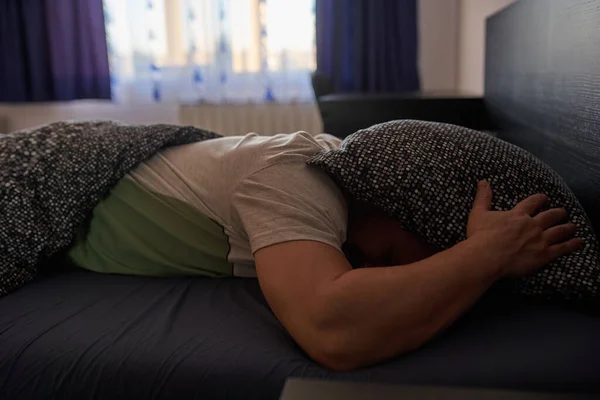 Homem Ainda Dorme Manhã Sem Vontade Levantar — Fotografia de Stock