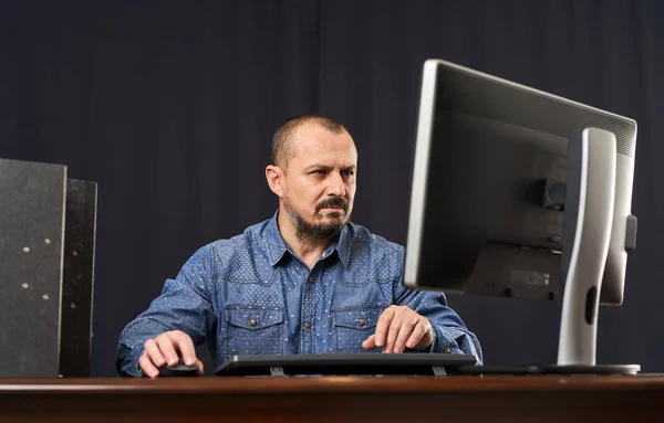 Zakenman Achter Zijn Bureau Werkt Computer Naast Kantoordocumenten — Stockfoto