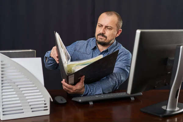 Biznesmen Przy Biurku Pracuje Nad Komputerem Obok Dokumentów Biurowych — Zdjęcie stockowe