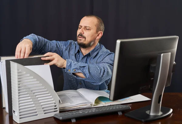 Uomo Affari Alla Scrivania Che Lavora Computer Insieme Documenti Dell — Foto Stock