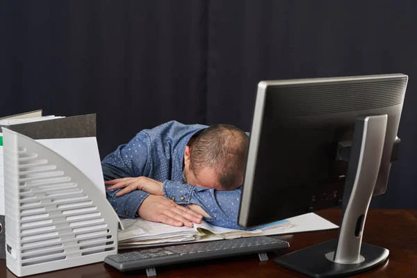 Fáradt Üzletember Irodájában Alszik Íróasztalán — Stock Fotó