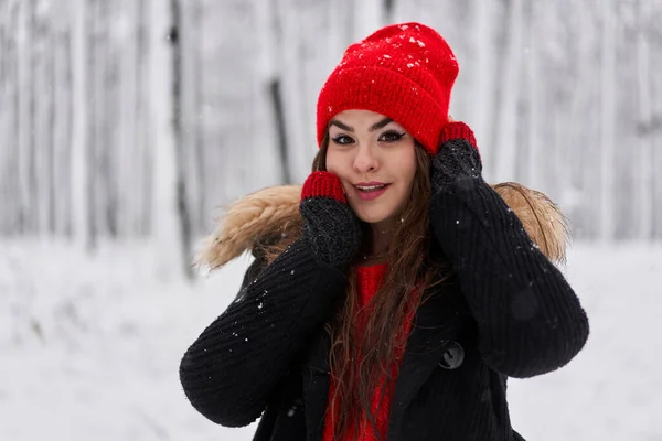 Portré Egy Fiatal Kaukázusi Nőről Piros Sapkában Egy Havas Erdőben — Stock Fotó
