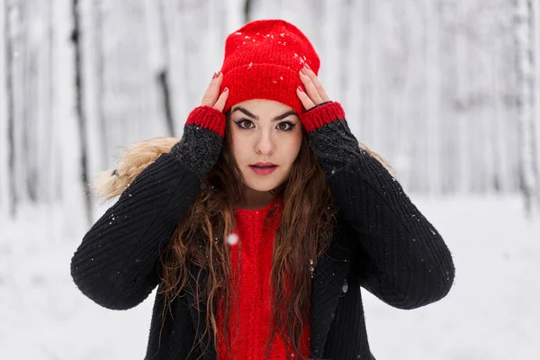 Porträtt Ung Kaukasisk Kvinna Med Röd Mössa Snöig Skog Vintern — Stockfoto